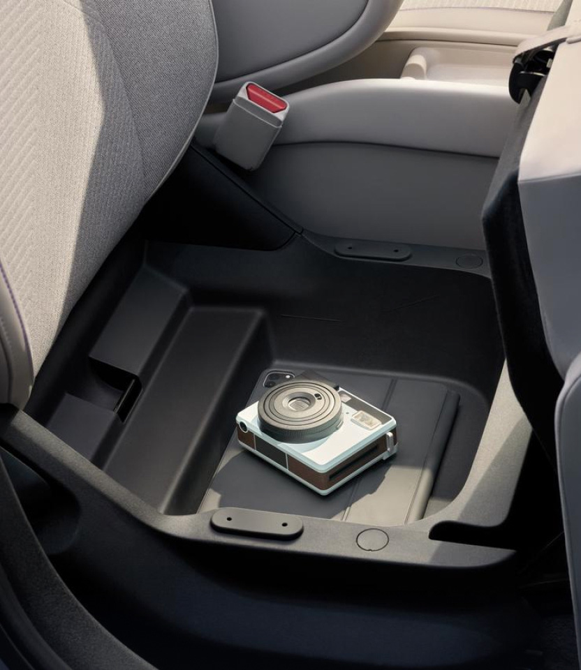 front underseat storage<sup>*</sup>